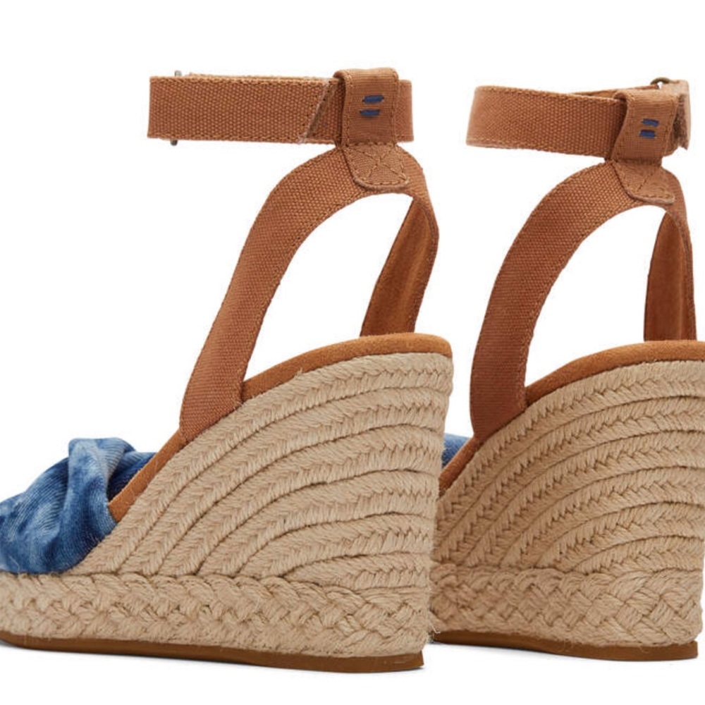 New in box 8.5 Tom’s Marisela navy washed denim/canvas wedge. CUTE! 💙 - Picture 3 of 5